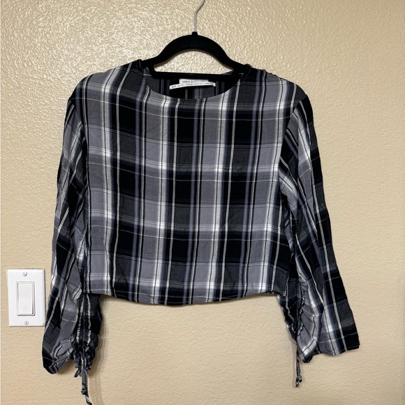 Urban outfitters checkered/gingham/plaid crop top with cinched bell sleeves - Picture 2 of 4